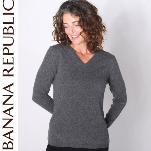 Banana Republic Merino Wool Charcoal Grey V-Neck Sweater Size Medium - Picture 1 of 14